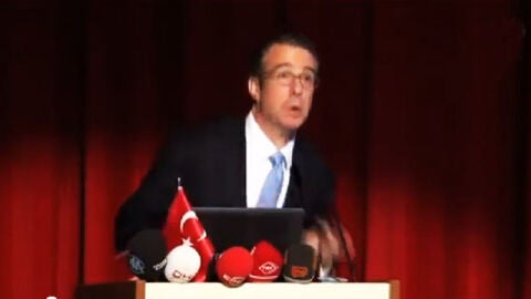 Mar Lewis es sorprendido con un huevazo en plana conferencia.