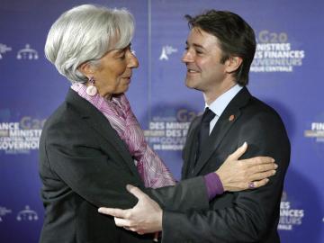 El ministro francés de Finanzas, Francois Baroin, recibe a la directora gerente del Fondo Monetario Internacional, Christine Lagarde