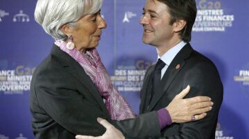 El ministro francés de Finanzas, Francois Baroin, recibe a la directora gerente del Fondo Monetario Internacional, Christine Lagarde
