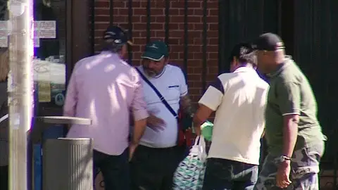 Varias personas comercian cerca de Atocha Varias personas comercian cerca de Atocha