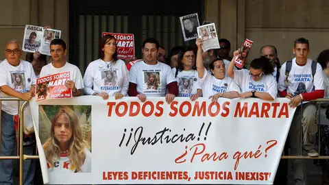 A la entrada del juzgado de Sevilla A la entrada del juzgado de Sevilla