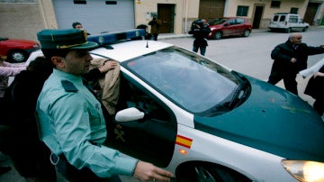 Imagen de archivo de un coche de la Guardia Civil tras una detención.