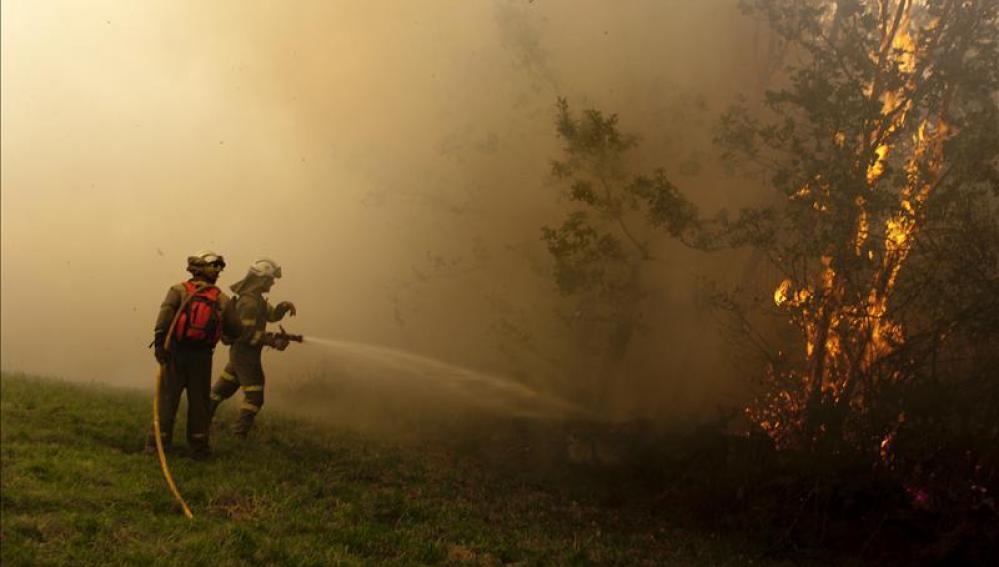 Los incendios se ceban con el norte y causan la muerte de un brigadista