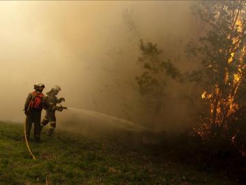 Los incendios se ceban con el norte y causan la muerte de un brigadista