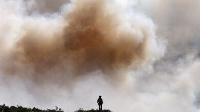 El fuego avanza de manera incontrolada en dieciséis incendios en Ourense