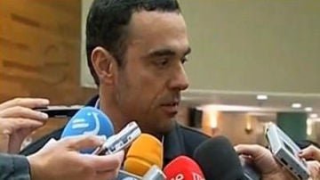 Rubén Múgica, hijo del socialista Fernando Múgica asesinado por ETA, atiende a los medios de comunicación.