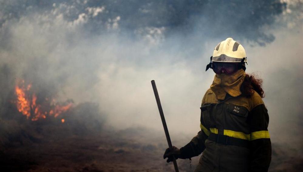 El fuego continúa calcinando los montes gallegos