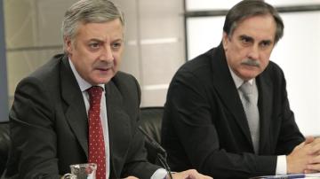 Valeriano Gómez y José Blanco tras el consejo de ministros