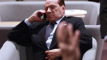 Berlusconi habla por teléfono