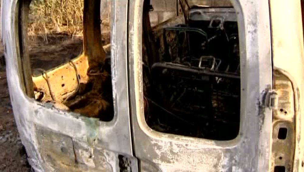 Animales muertos y dos coches calcinados en un incendio en Arucas