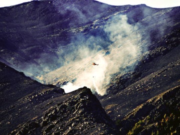  Un helicóptero efectúa labores de extinción de un incendio