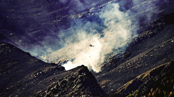  Un helicóptero efectúa labores de extinción de un incendio