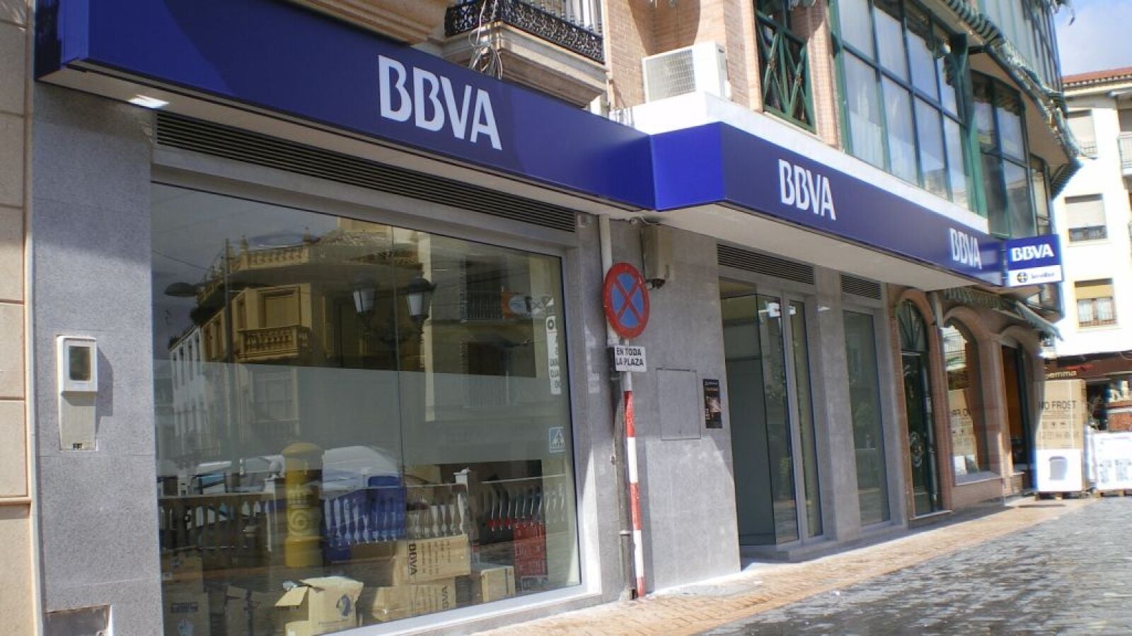 Un hombre armado atraca una oficina del BBVA de Lleida a punta de pistola