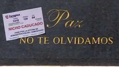 Pegatinas para notificar los nichos caducados en Zaragoza Pegatinas para notificar los nichos caducados en Zaragoza