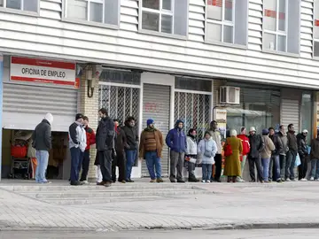 Ciudadanos hacen cola en la puerta de una oficina de empleo Ciudadanos hacen cola en la puerta de una oficina de empleo