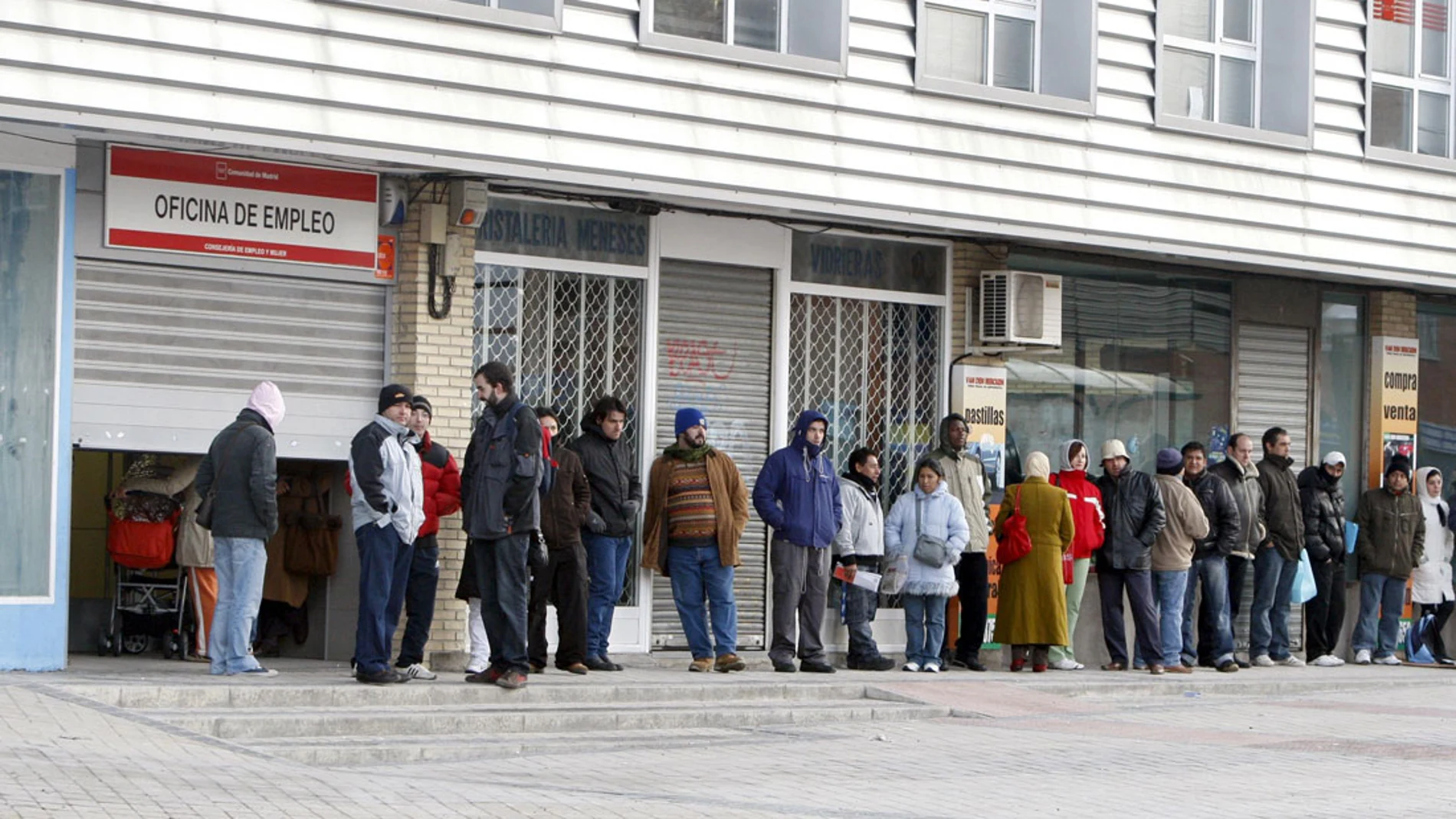 Ciudadanos hacen cola en la puerta de una oficina de empleo Ciudadanos hacen cola en la puerta de una oficina de empleo
