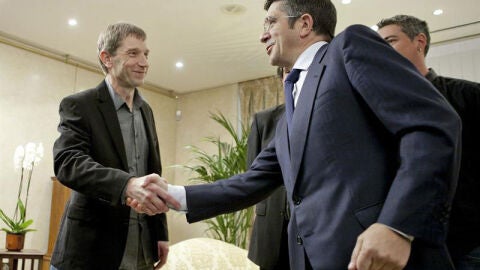 Patxi L&oacute;pez saluda a Rufi Etxeberria