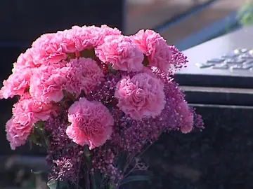 Un ramo de flores el día de Todos los Santos Un ramo de flores el día de Todos los Santos