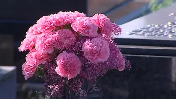 Un ramo de flores el día de Todos los Santos  Un ramo de flores el día de Todos los Santos