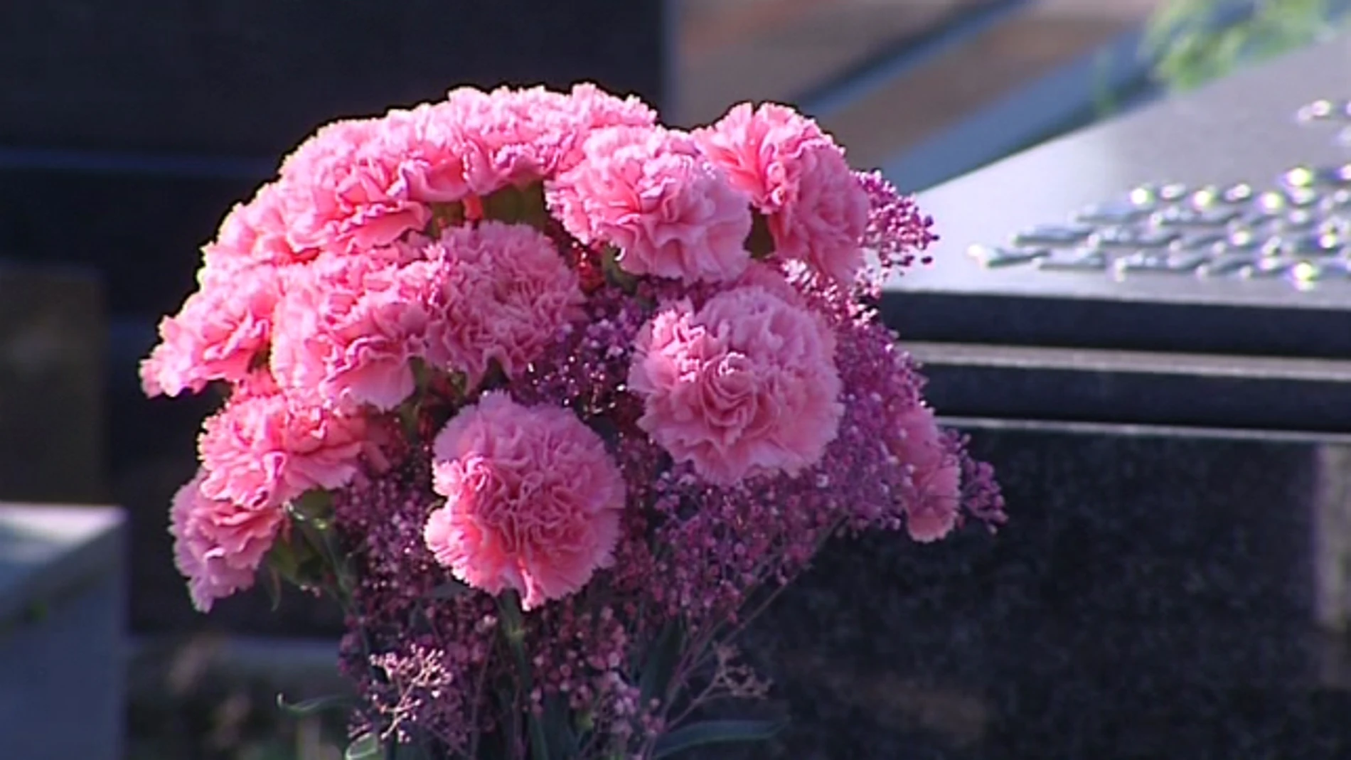 Un ramo de flores el día de Todos los Santos  Un ramo de flores el día de Todos los Santos