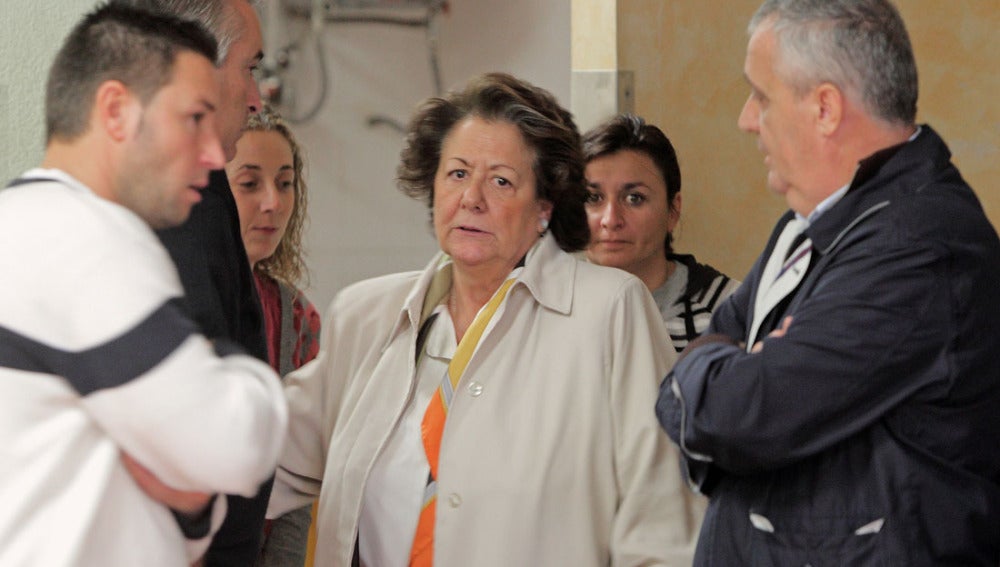 La alcaldesa de Valencia, Rita Barberá, charla con el concejal de Pedanías, Vicente Aleixandre