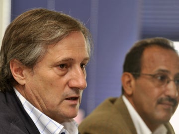 Willy Meyer (izda), junto al delegado del Frente Polisario en Canarias, Mohamen Salem