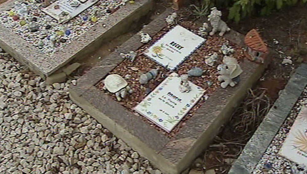 Una tumba en un cementerio para mascotas