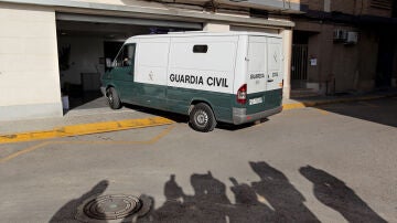 La Guardia Civil traslada a los juzgados al hombre detenido por el triple homicidio cometido en Castellar