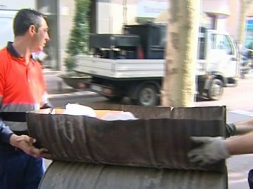Heridos dos menores al incendiarse un puesto de castañas Heridos dos menores al incendiarse un puesto de castañas
