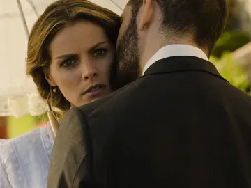 Diego besa a Alicia que fija la atención en otro sitio Diego besa a Alicia que fija la atención en otro sitio