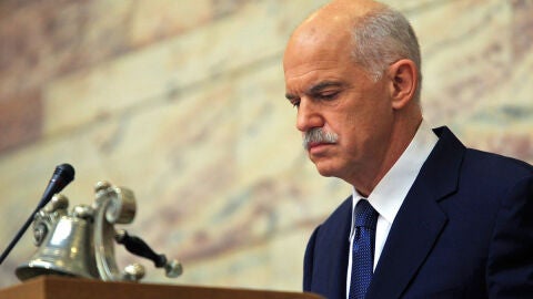 George Papandr&eacute;u se dirige a los miembros del PASOK durante un acto en el parlamento en Atenas