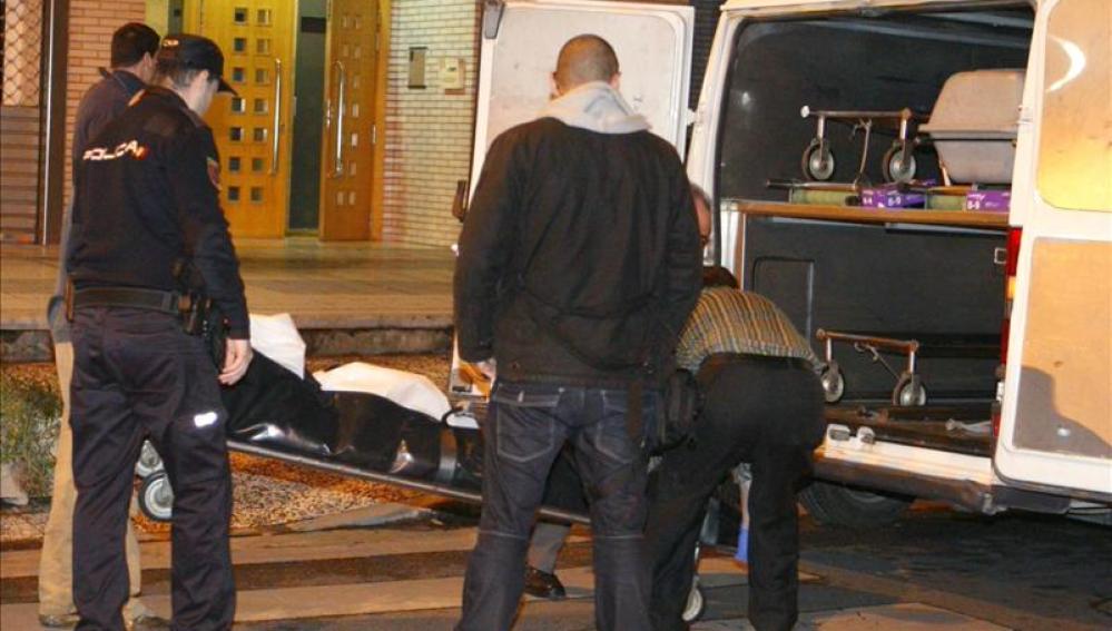 Miembros de la Hermandad de la Sangre de Cristo trasladan el cadáver de la mujer de 29 años
