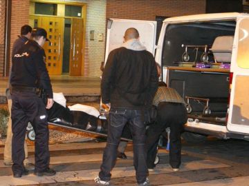Miembros de la Hermandad de la Sangre de Cristo trasladan el cadáver de la mujer de 29 años 