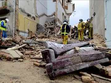 Rescatado el cuerpo del anciano sepultado tras caer un edificio en Ourense Rescatado el cuerpo del anciano sepultado tras caer un edificio en Ourense