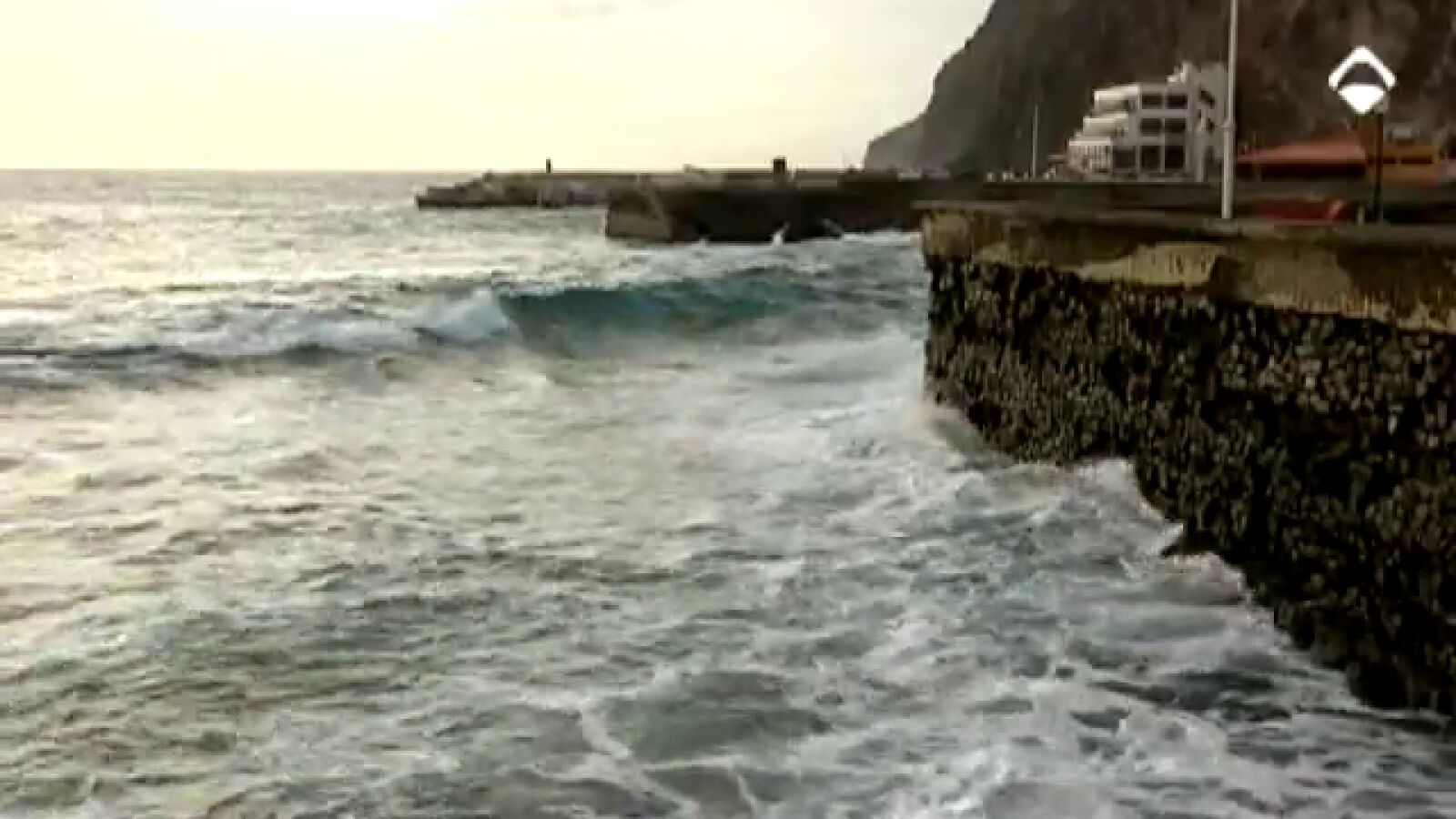 Un muerto y 5 heridos por el mal estado de la mar en Canarias