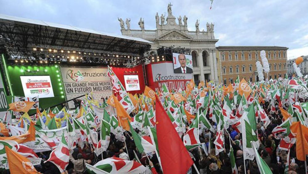 Italia pide la dimisión de Berlusconi