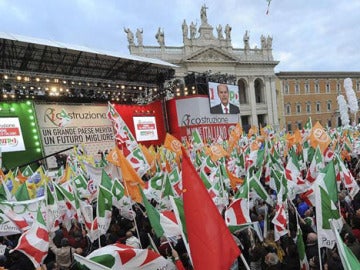 Italia pide la dimisión de Berlusconi
