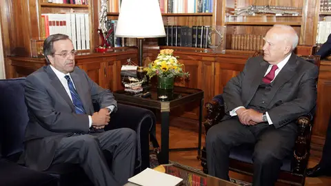 El presidente griego, Karolos Papoulias, conversa con el líder de la oposición, Antonis Samarás El presidente griego, Karolos Papoulias, conversa con el líder de la oposición, Antonis Samarás
