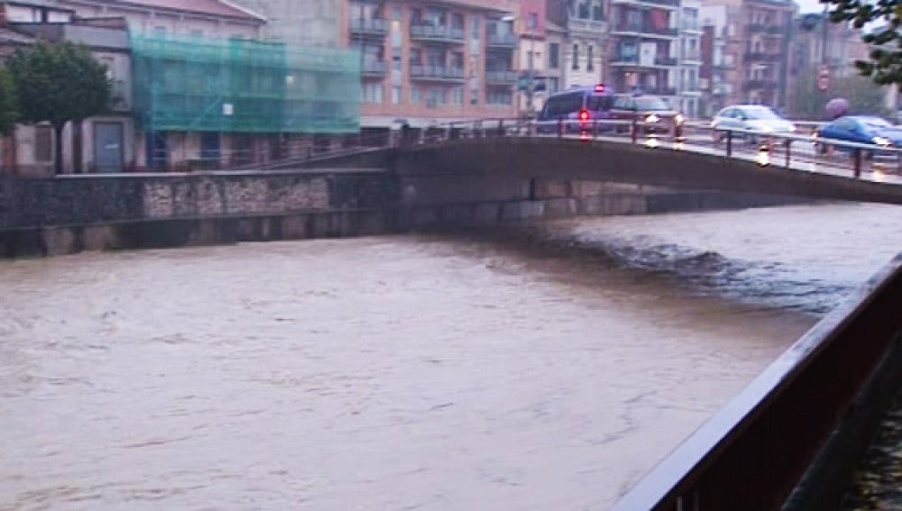 Las lluvias han desbordado ríos en Girona.