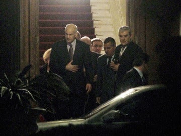 Papandréu sale del Palacio Presidencial