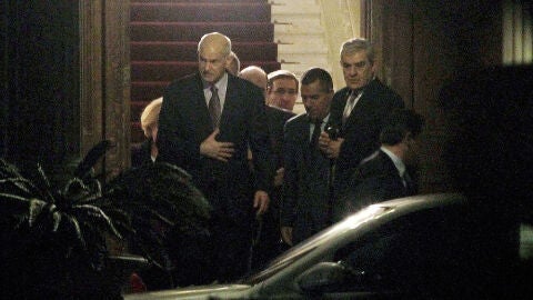 Papandr&eacute;u sale del Palacio Presidencial