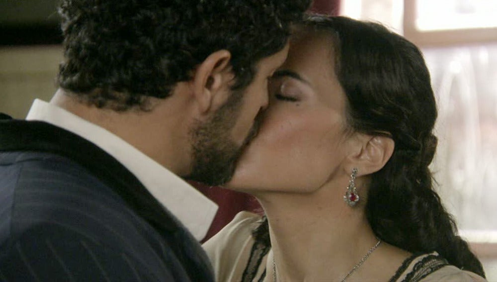 Teresa besa a Roberto