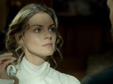 Alicia le muestra a Diego el colgante de Cristina Alicia le muestra a Diego el colgante de Cristina
