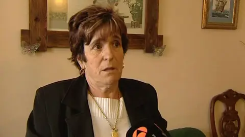 Una parada con tres hijos devuelve 16.000 euros que encontró en una cartera Una parada con tres hijos devuelve 16.000 euros que encontró en una cartera