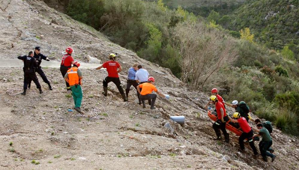 Los equipos de rescate trasladan a una de las dos víctimas