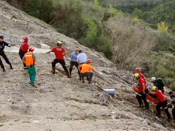 Los equipos de rescate trasladan a una de las dos víctimas