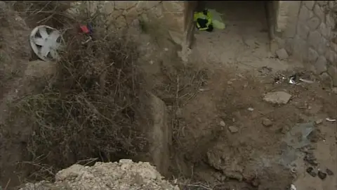El coche cayó en una zanja El coche cayó en una zanja