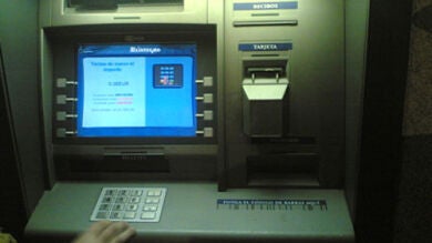 El Gobierno acaba con la doble comisión en los cajeros automáticos