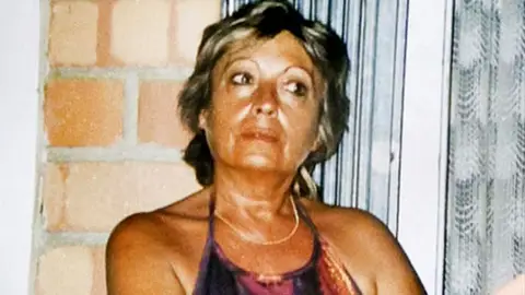 Una mujer fallece tras sufrir un aneurisma y no ser atendida en cuatro hospitales Una mujer fallece tras sufrir un aneurisma y no ser atendida en cuatro hospitales