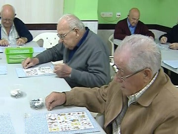 Jubilados jugando a las cartas